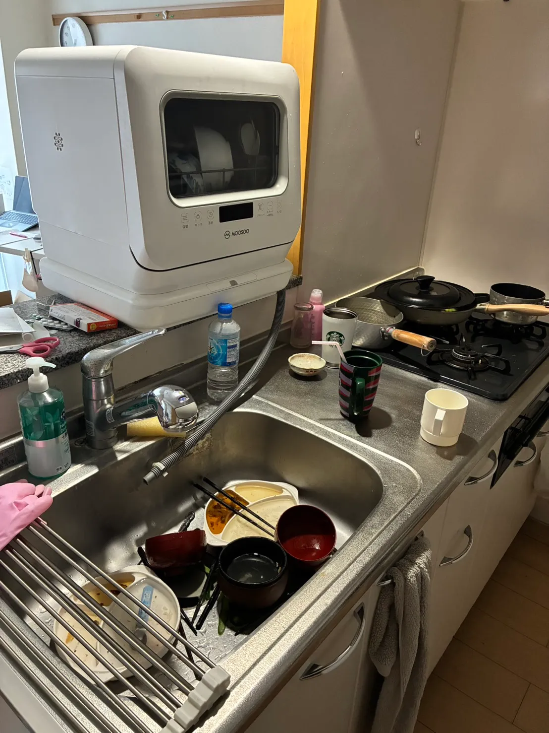 双子家庭のキッチンのリアル：シンクに食器が山積みになった状態と、奥に置いた食洗機