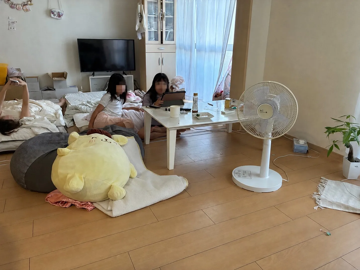 双子家庭リビングのリアル：床に布団・ぬいぐるみ・タブレット・水筒などが散らばっている状態